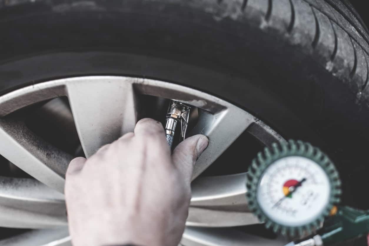 How to check tyre pressure
